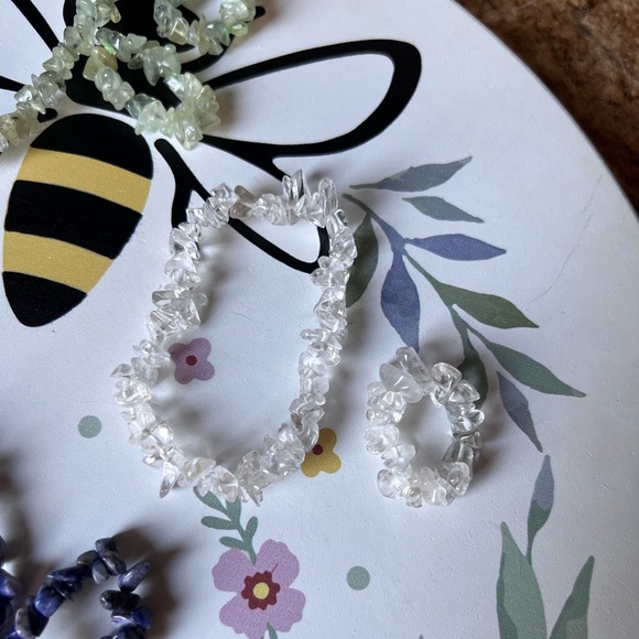 Set of 8 bracelets and 10 rings Natural Crystal Chakra Gemstone Crystal Chip. - Picture 15 of 17